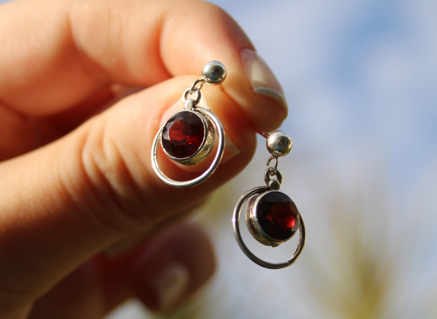 Round garnet stud