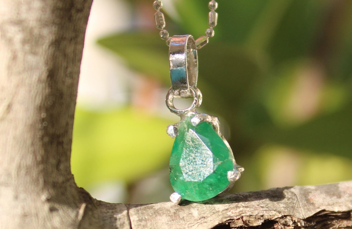Emerald 3-carat pendant in sterling silver