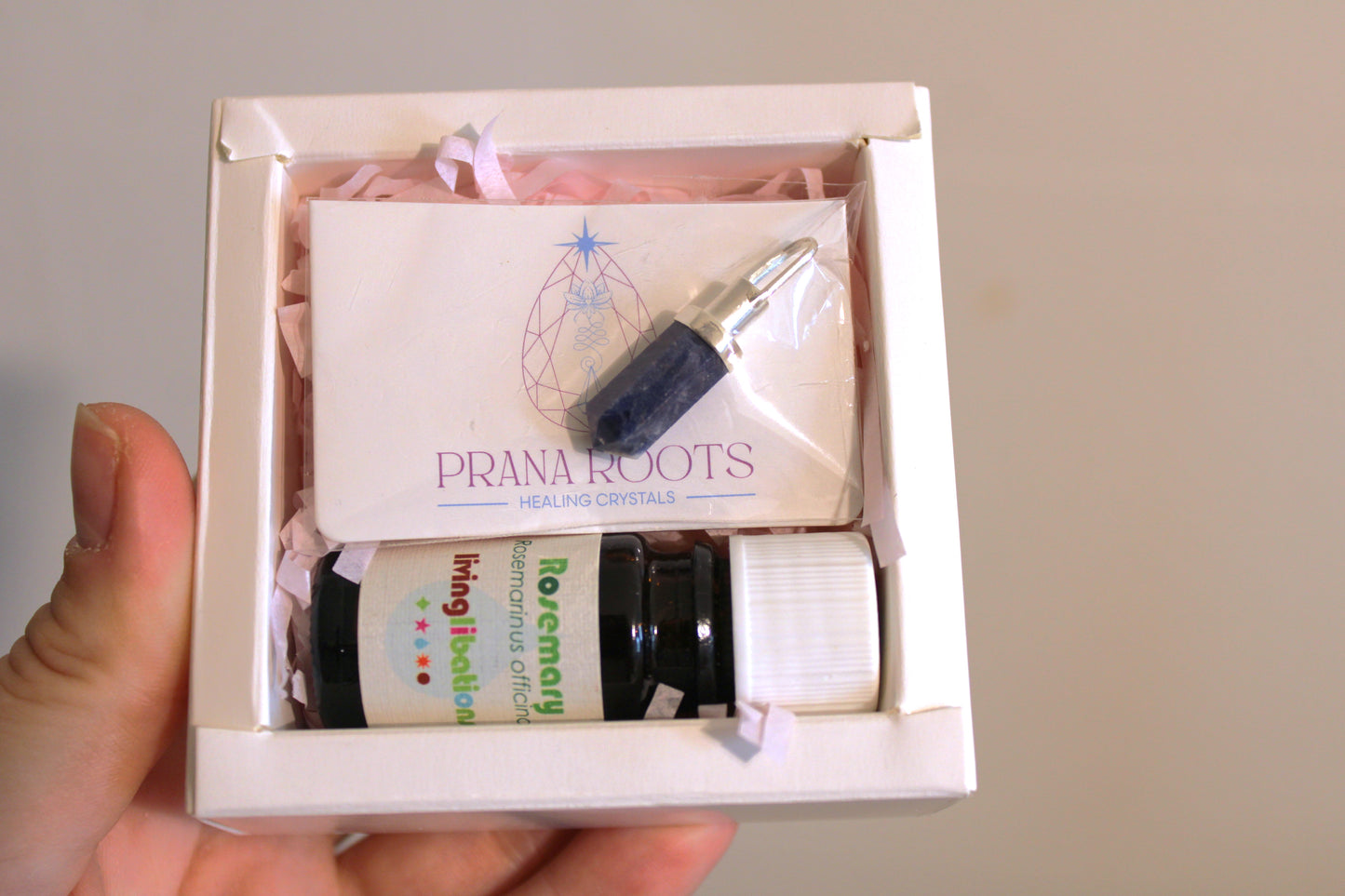 Aromatherapy box with diffuser pendant and essential oil
