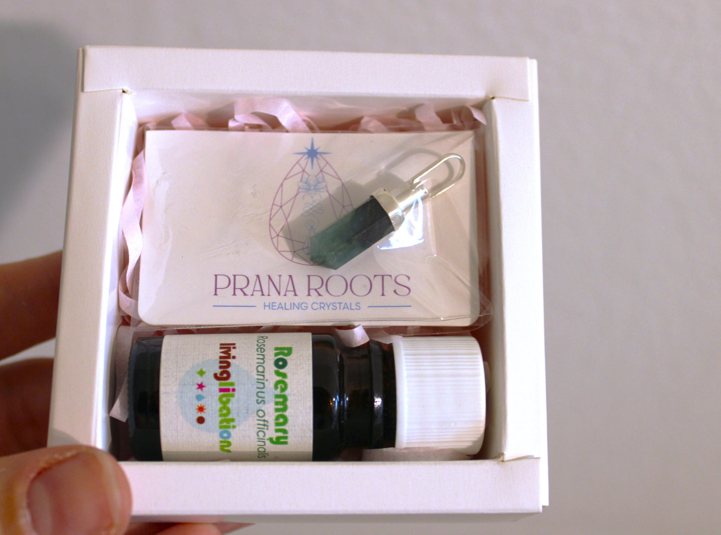 Aromatherapy box with diffuser pendant and essential oil