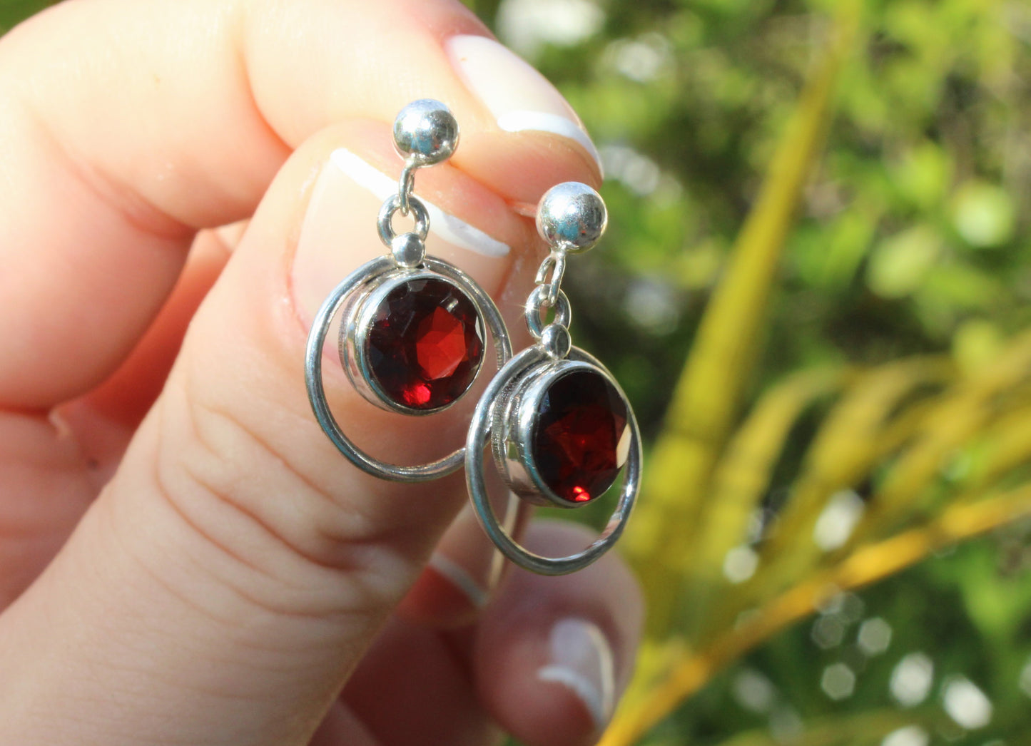 Round garnet stud