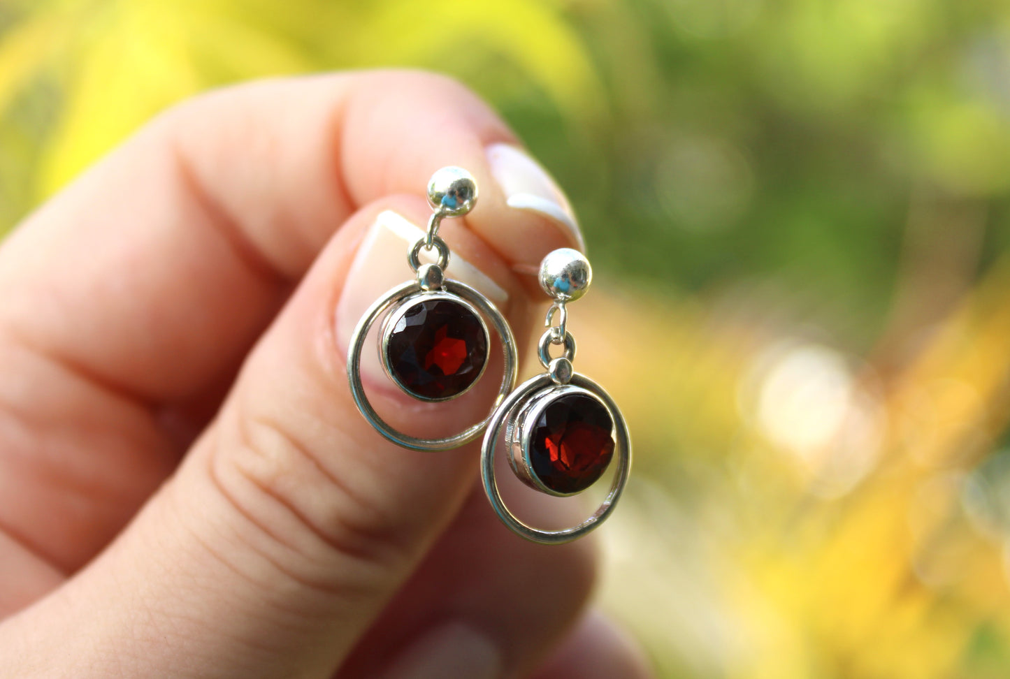 Round garnet stud